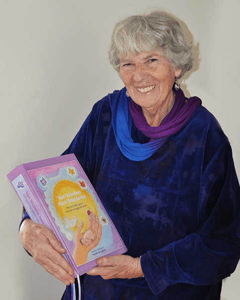 Foto van Annelies Spaargaren met boek